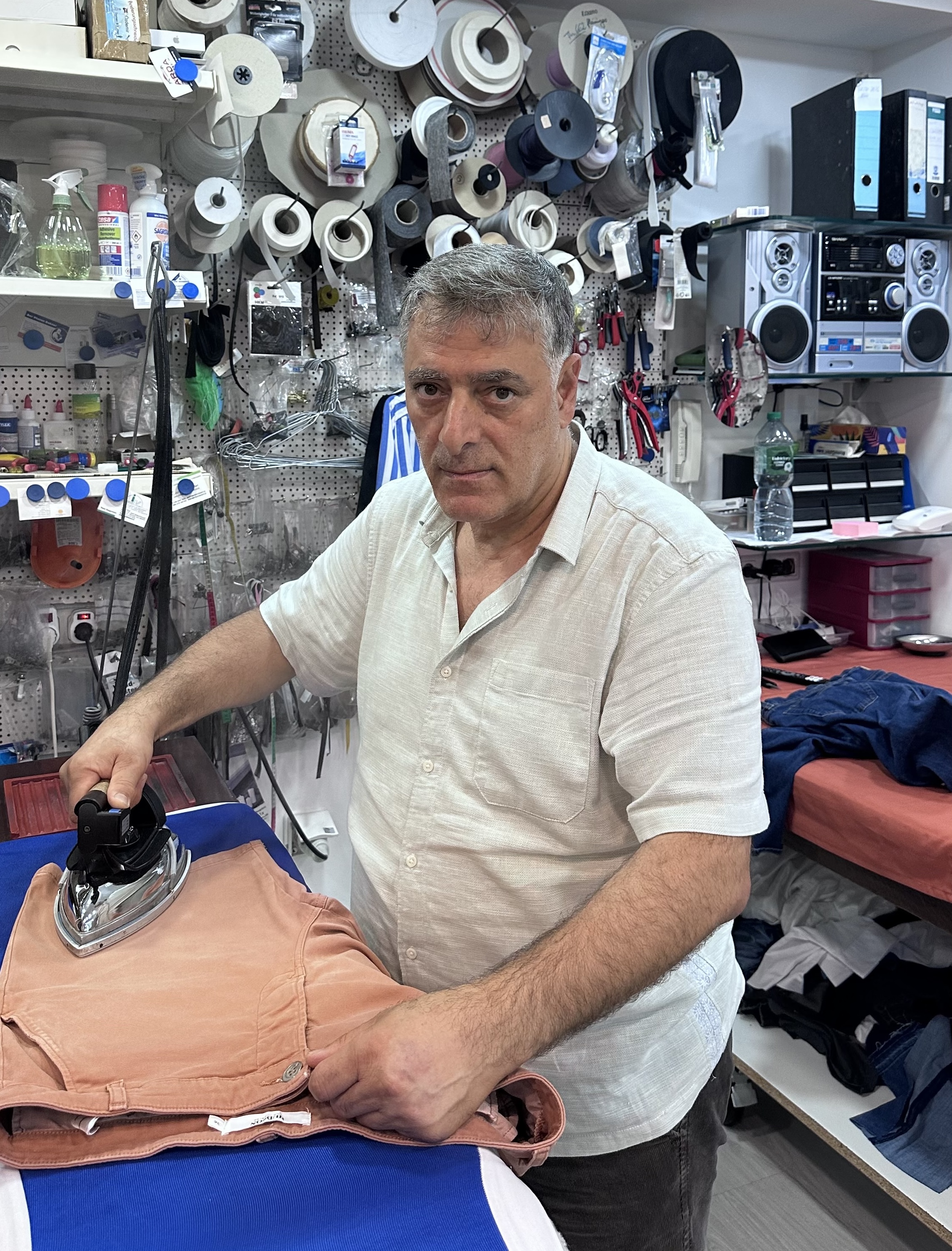 Herr Özdemir bei der Arbeit in seiner Schneiderei