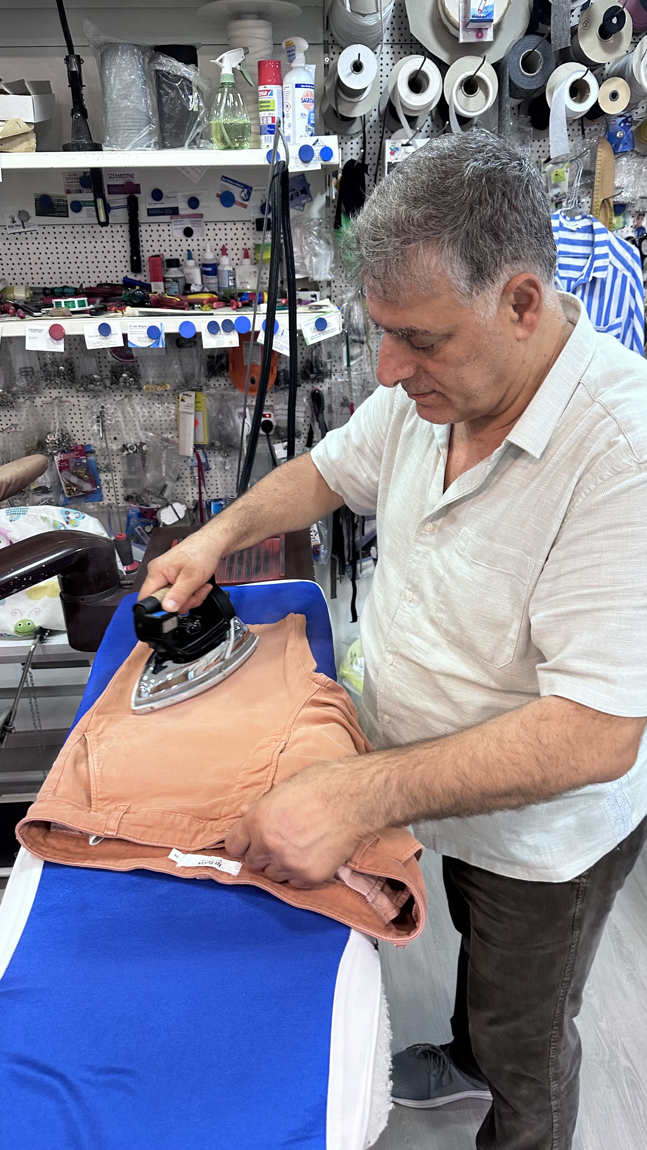 Herr Özdemir beim Nähen eines Kleidungsstücks